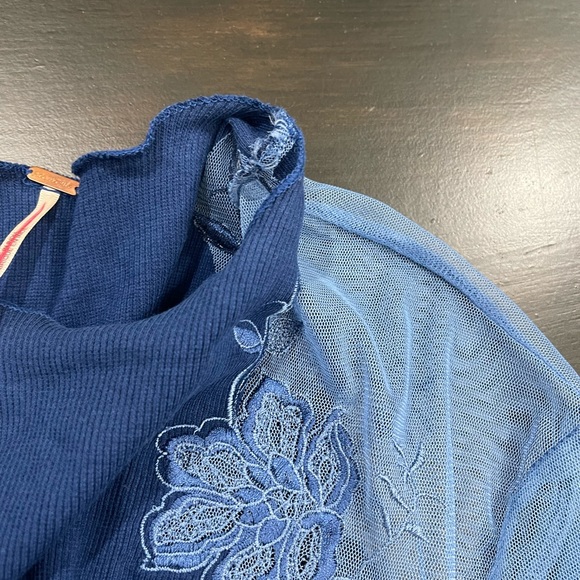 Free People Daniella Embroidered Blue Top Sz Medium - Picture 13 of 16
